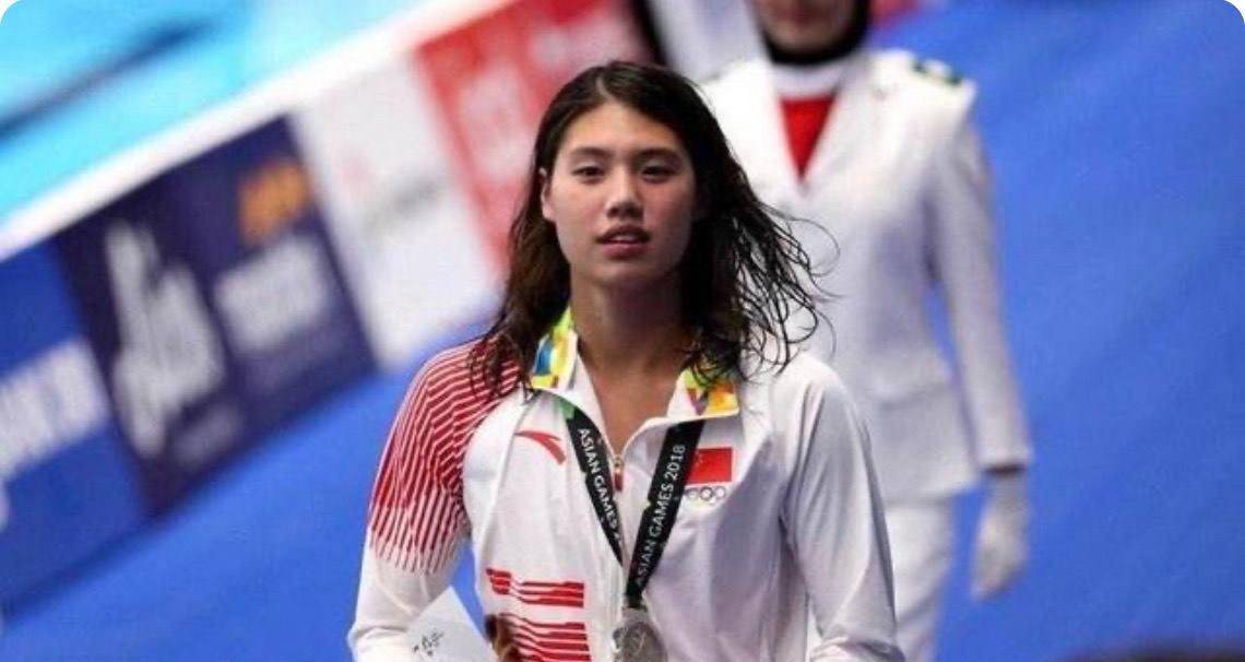 接着是女子100米蝶泳,张雨霏在预赛游出55秒62的