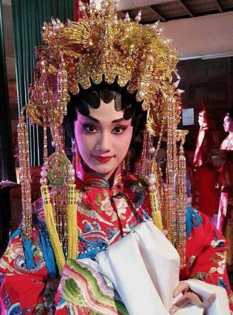 35岁的广州演员龚洁影,戏里是康天庥前女友,现实中是邝祖乐妻子_粤剧