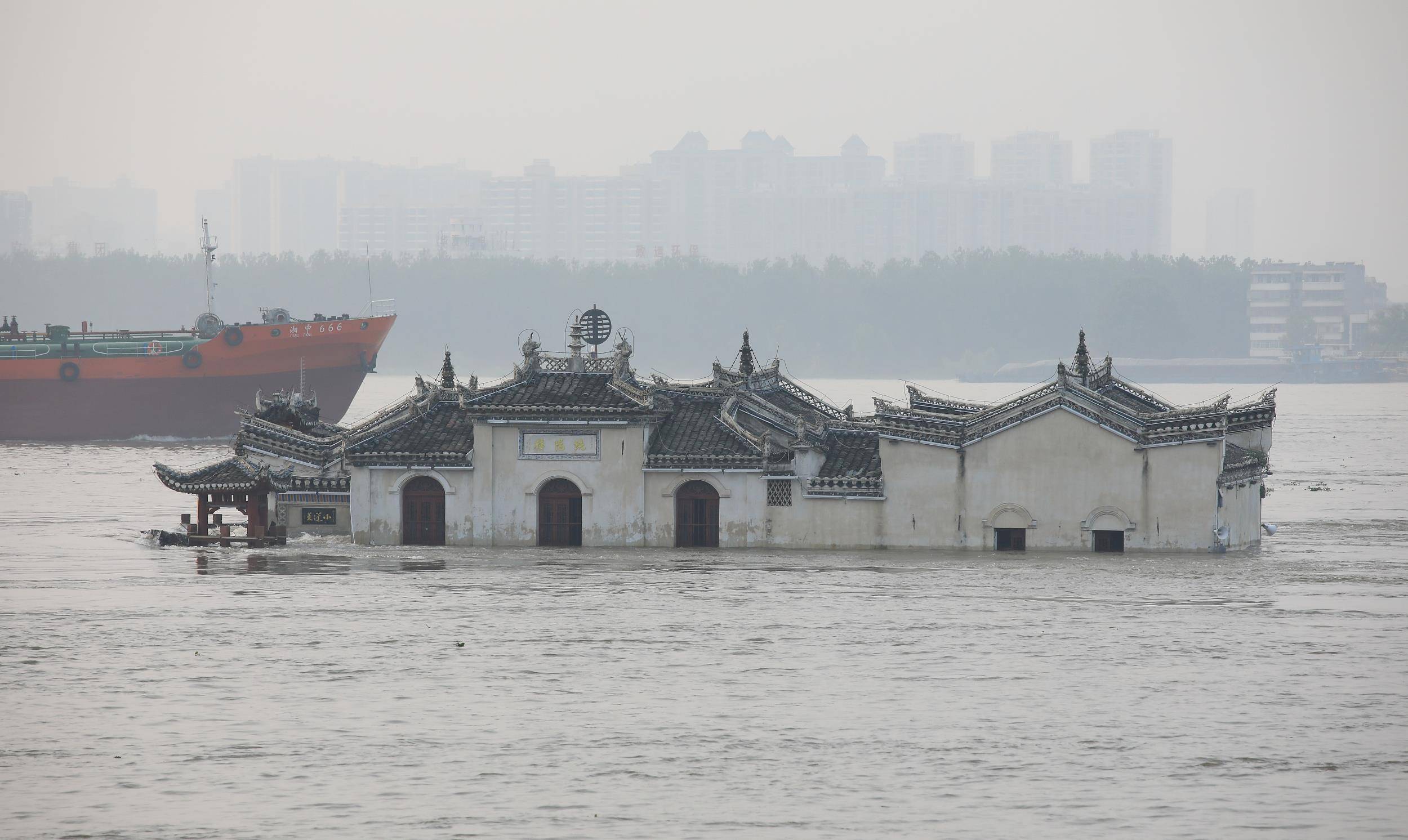 长江鄂州段水位上涨 观音阁逐渐被洪水淹没_湖北