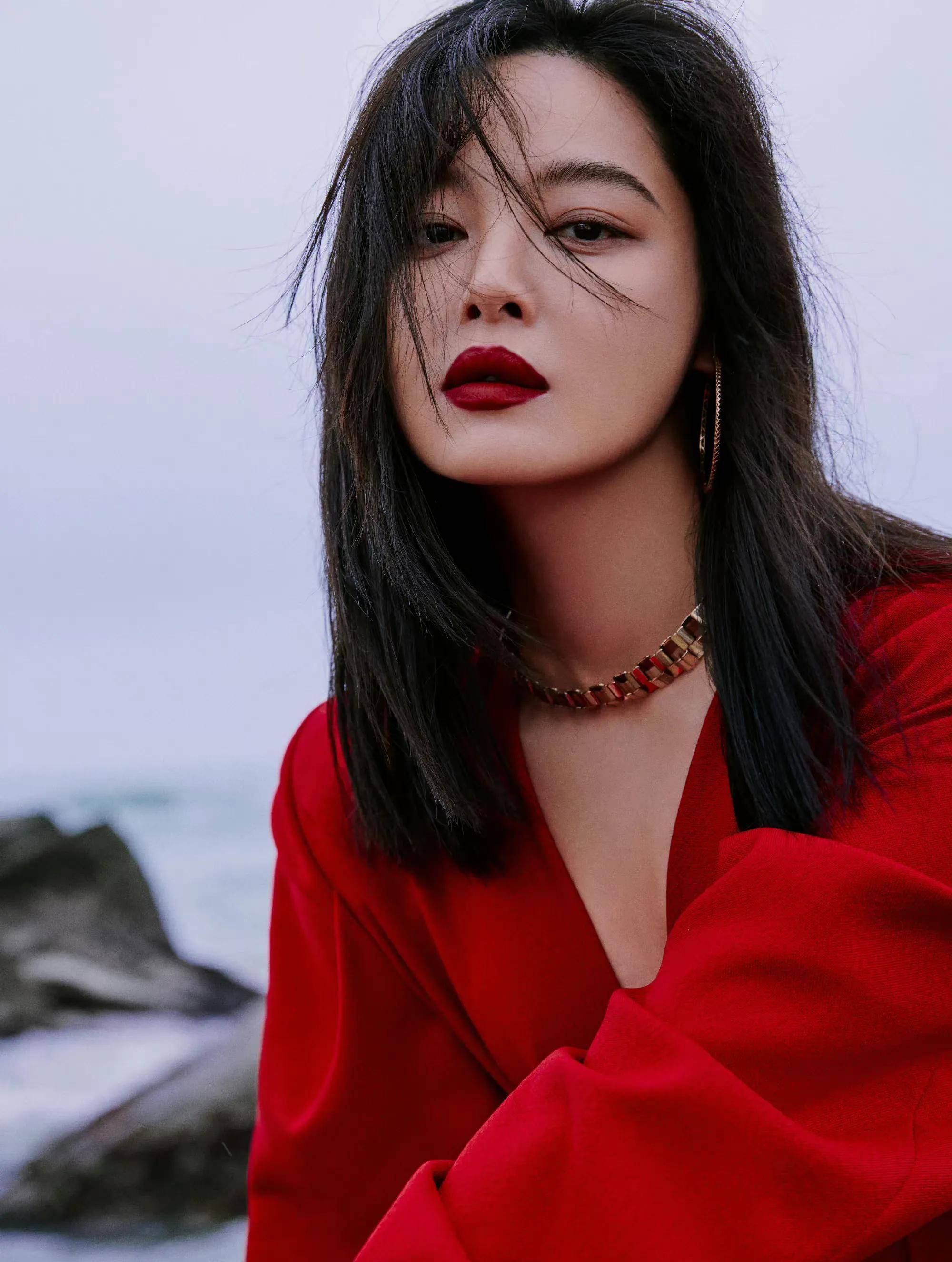 哇,这走路的姿态好霸气呀.#辛芷蕾海边红裙质感大片