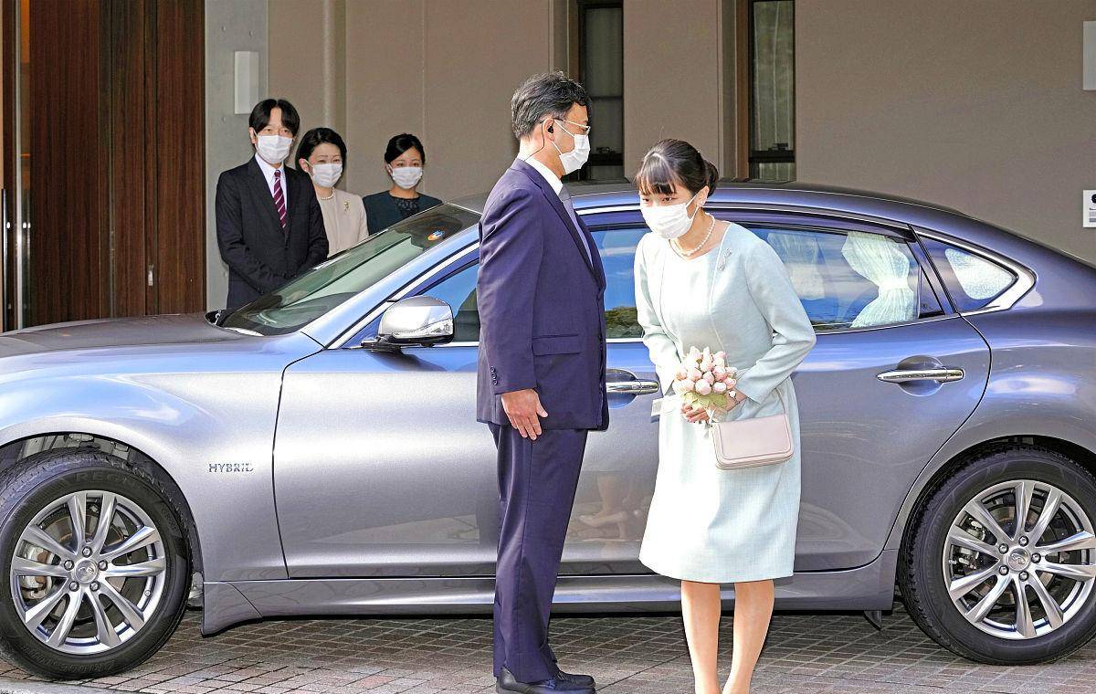 小室圭的身上,由于他不是皇室成员,而是普通民众,而按照日本皇室女儿