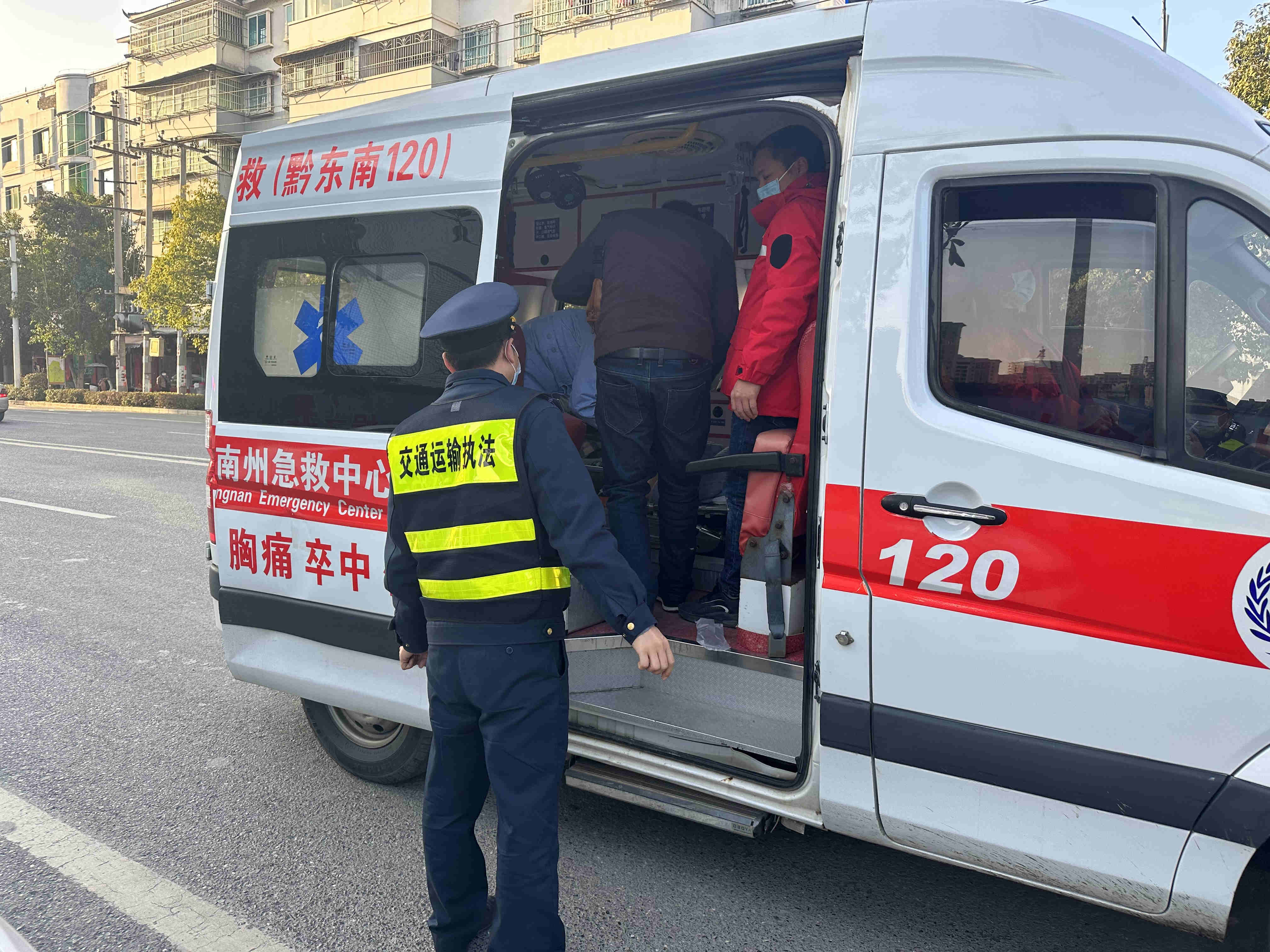 后,快速作出反应,马上安排执勤的同事驾驶执法车辆开启警灯在前方开道