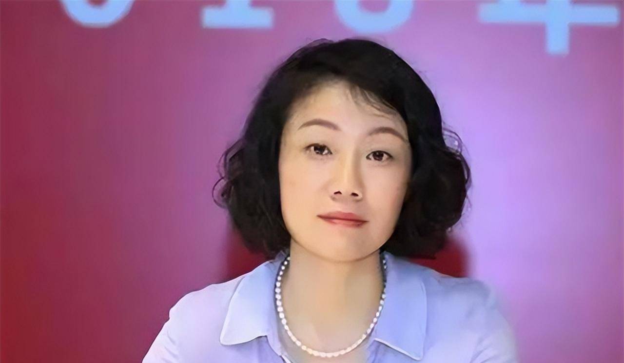 万科金牌女秘书朱旭:年薪849万,年终奖1000万,如今47岁仍未婚_工作