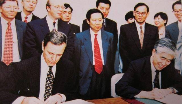 1997年香港回归,为何英国降下国旗5秒后,才将五星红旗升起?