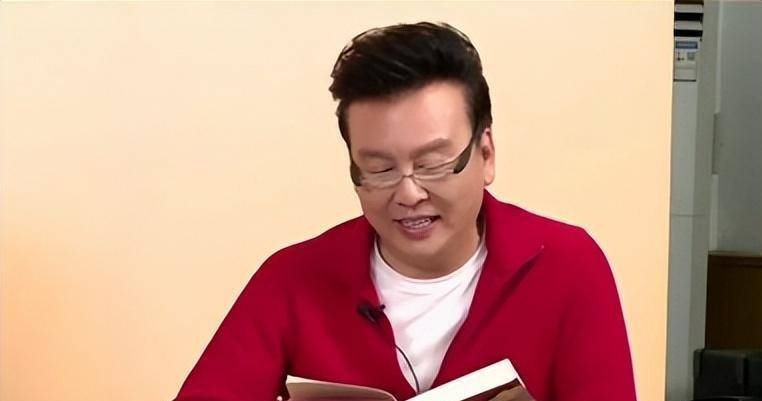 央视主持人,尤其是男主持人戴眼镜的不多.