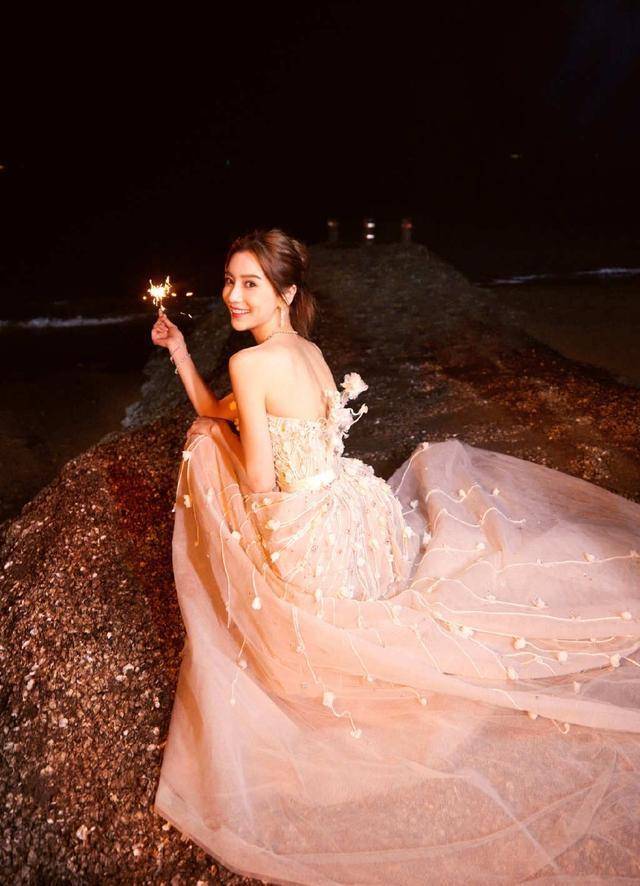 angelababy金鸡奖另一套造型则是抹胸丝绒长裙.