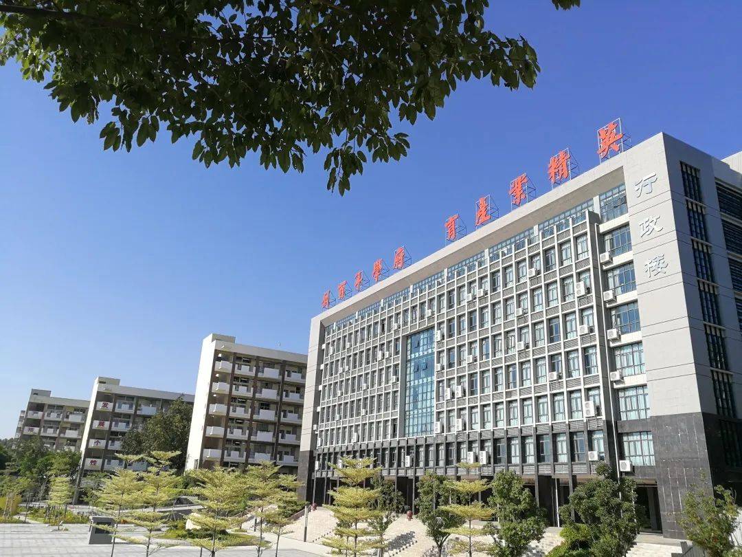 广东科技学院南城校区日前,大湾区产教联盟执行会长陈标新教授应邀