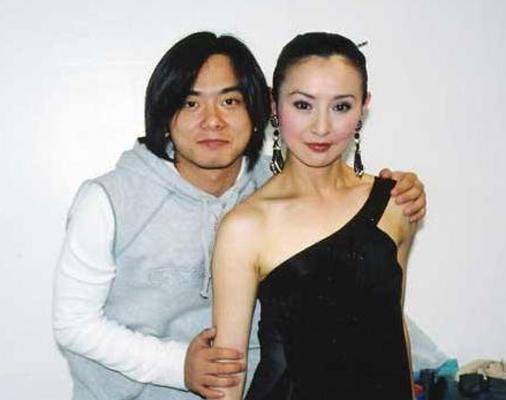 2007年,女星李赛凤丈夫回到家,发现了藏在衣柜中半裸的干儿子_父亲