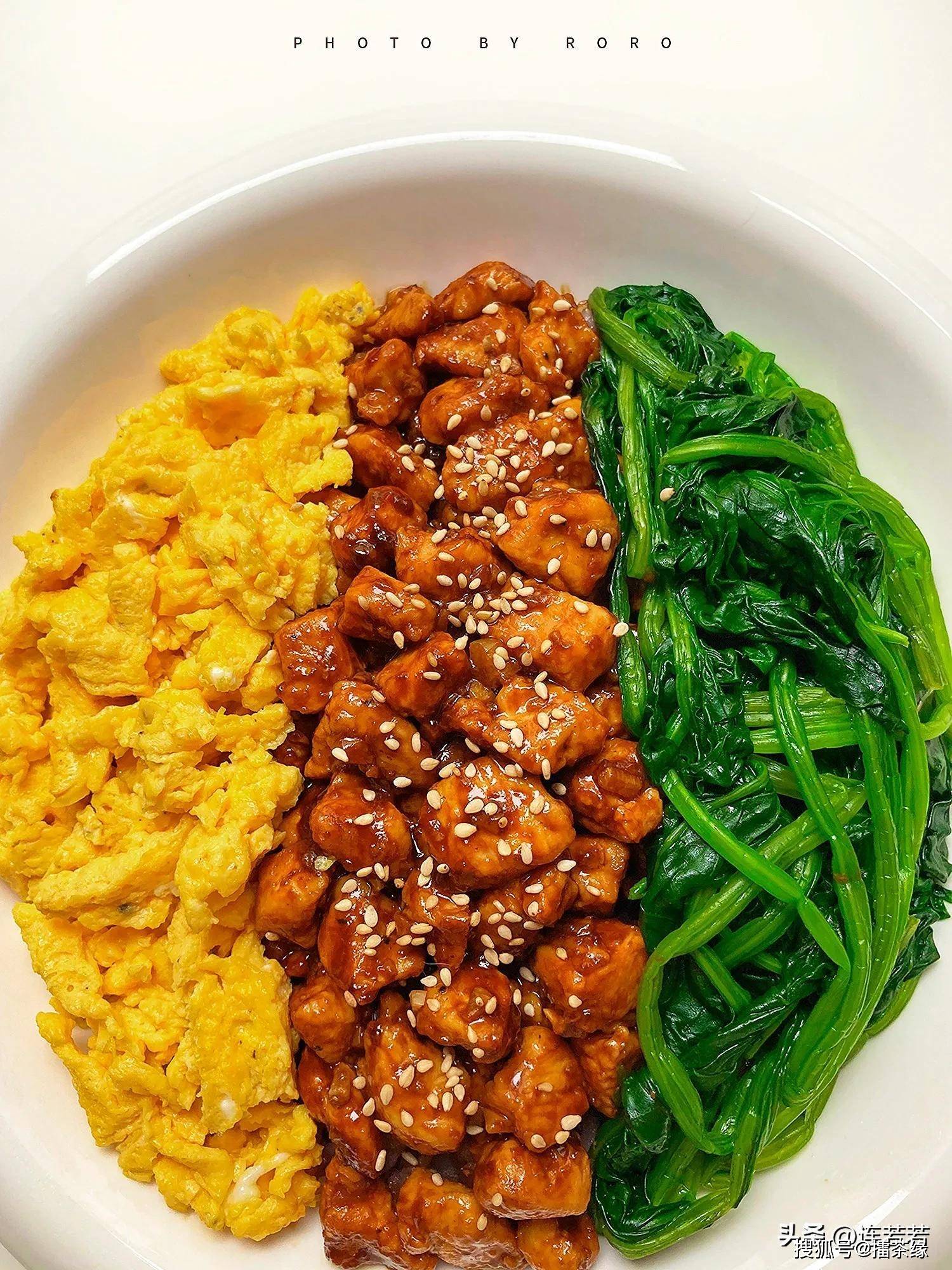 好吃減脂!三色雞肉蓋飯_菠菜_食材_糙米飯