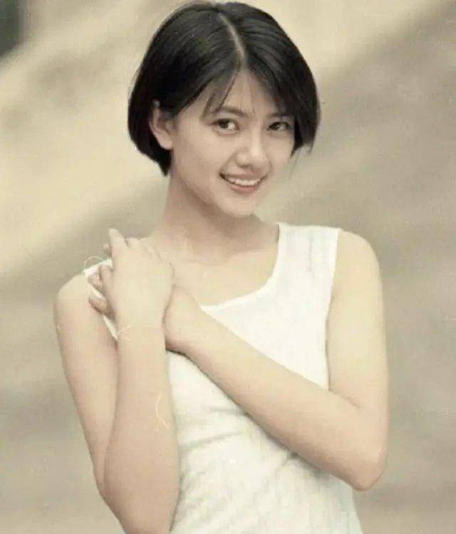 高圆圆清纯童年照,证件照也能美成这个样子,虎扑女神不是盖的_赵又廷