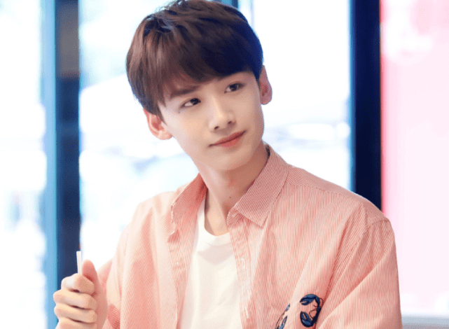 躲过了白敬亭,躲过了刘昊然,却败给了他的笑容_粉色_衣服_演技