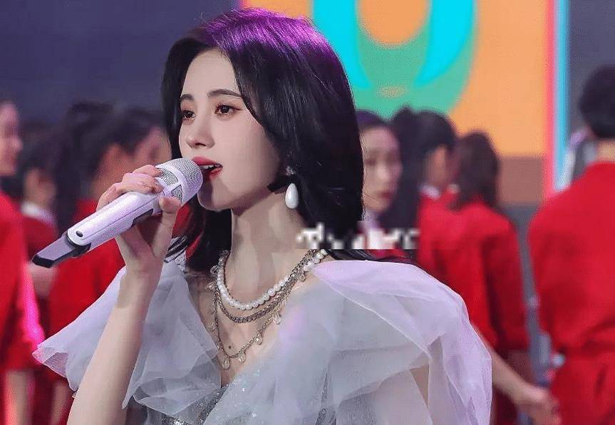 鞠婧祎录节目被曝生图,这鼻子宽度我看呆了,和自拍照差距有点大_感觉