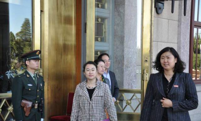 女排奥运冠军晒照庆祝升迁,办公桌上摆设的物品格外引人注目_张娜