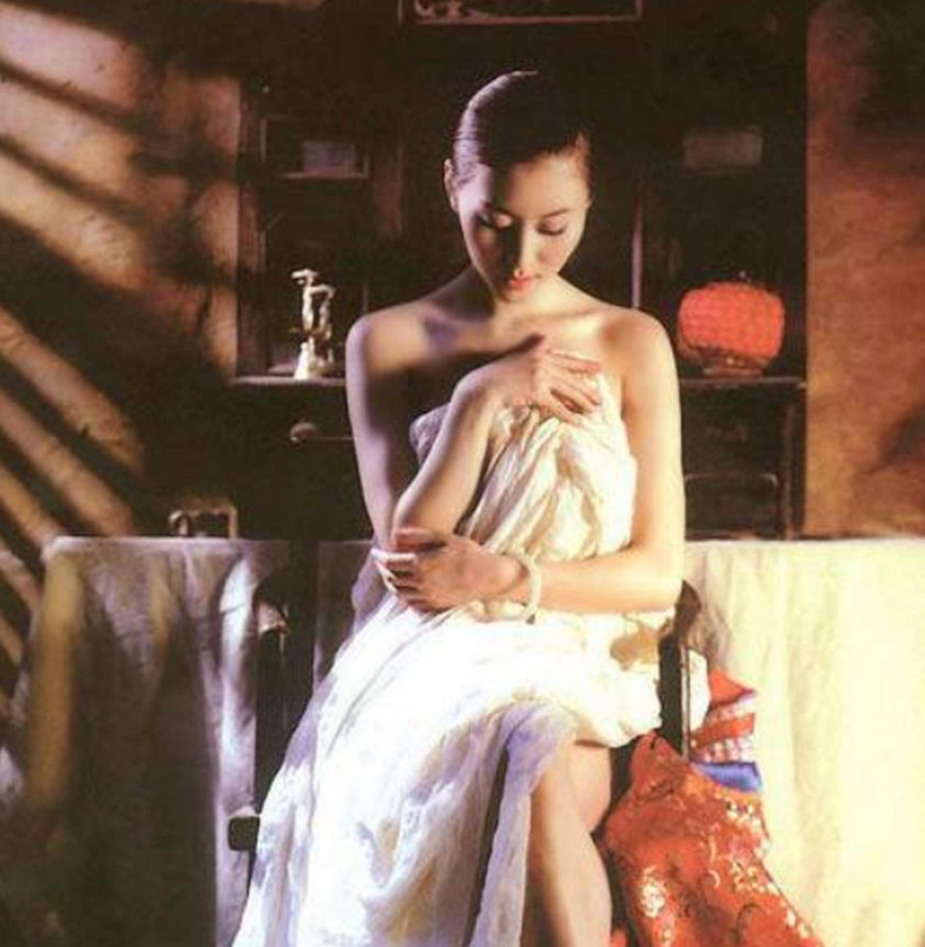 2003年汤加丽在采访中这样说道,当时她因为一组"人体写真集"而走红