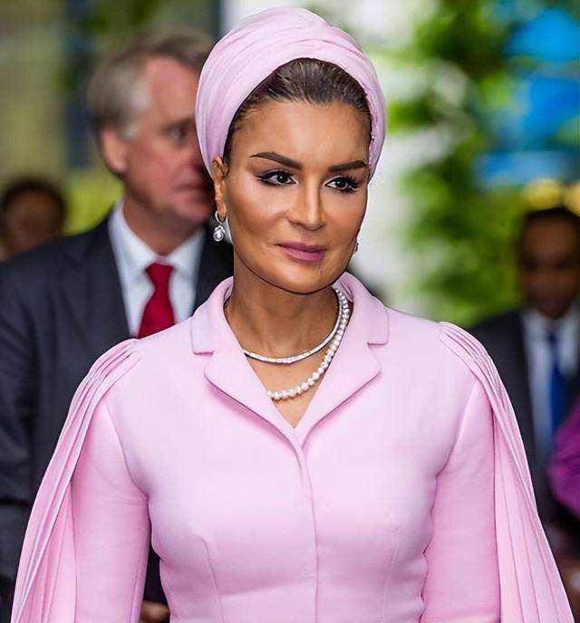 63岁卡塔尔太后时尚,穿粉色晚礼服温柔入骨,看不出来连生7子_莫扎