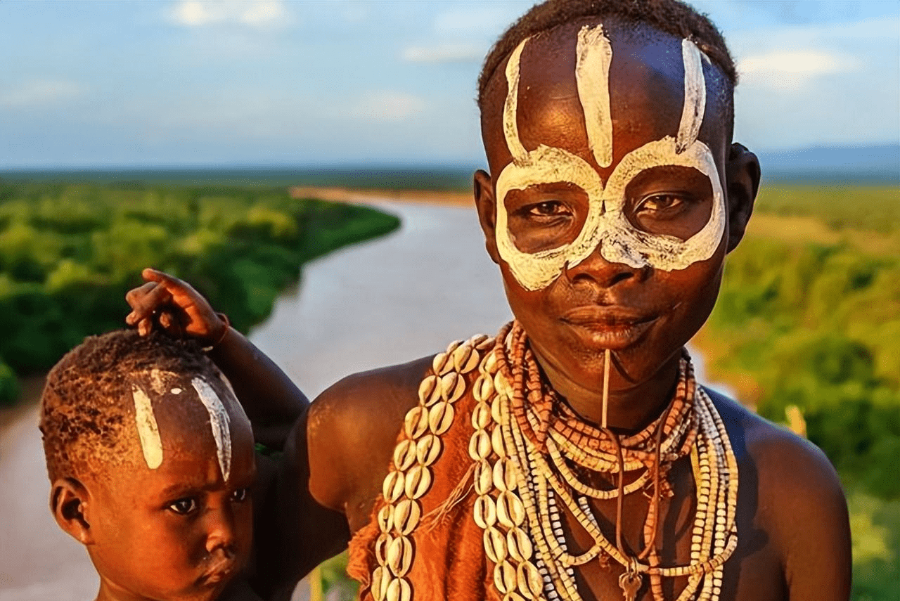 非洲有个"奇怪"的部落,男子个个身材魁梧,其女子用树叶蔽体_生活_女人