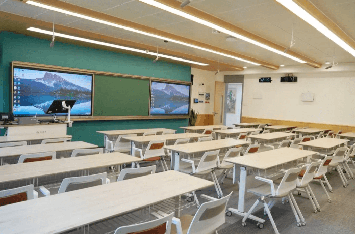 风景绝佳,专注学习就对了!_大学生_校园_教室