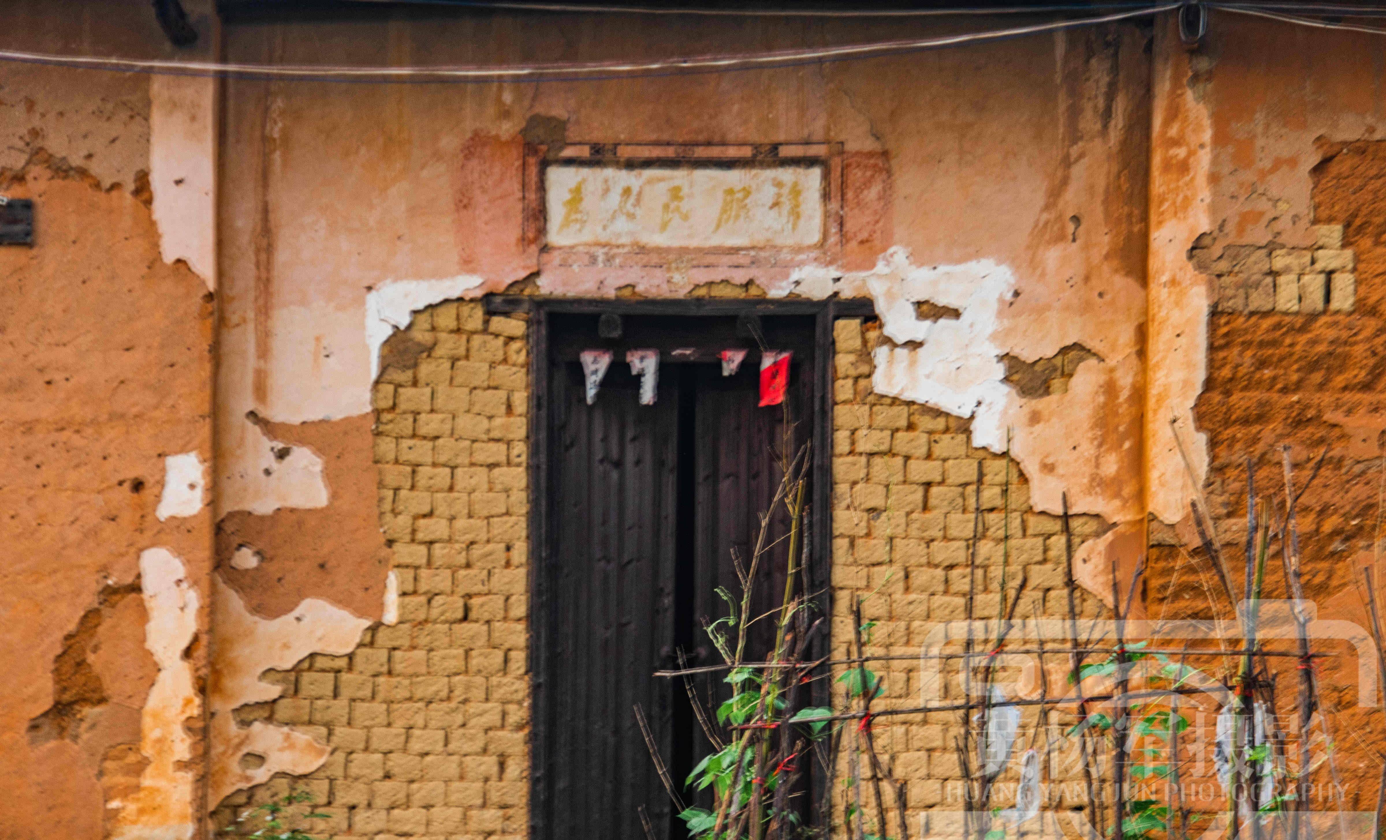 每每读起余光中的《乡愁》,便让人无限怀念起那赣南大山坳里的故乡.