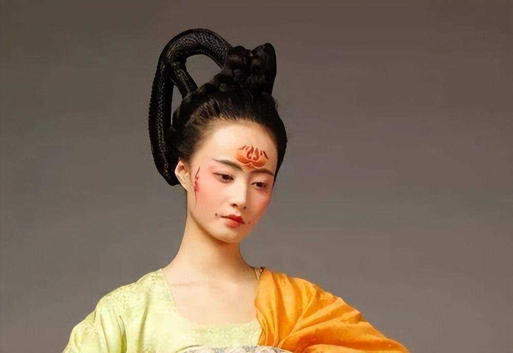 懒起画蛾眉,弄妆梳洗迟:从仕女图探寻唐代女性的化妆流程和妆容_唐朝