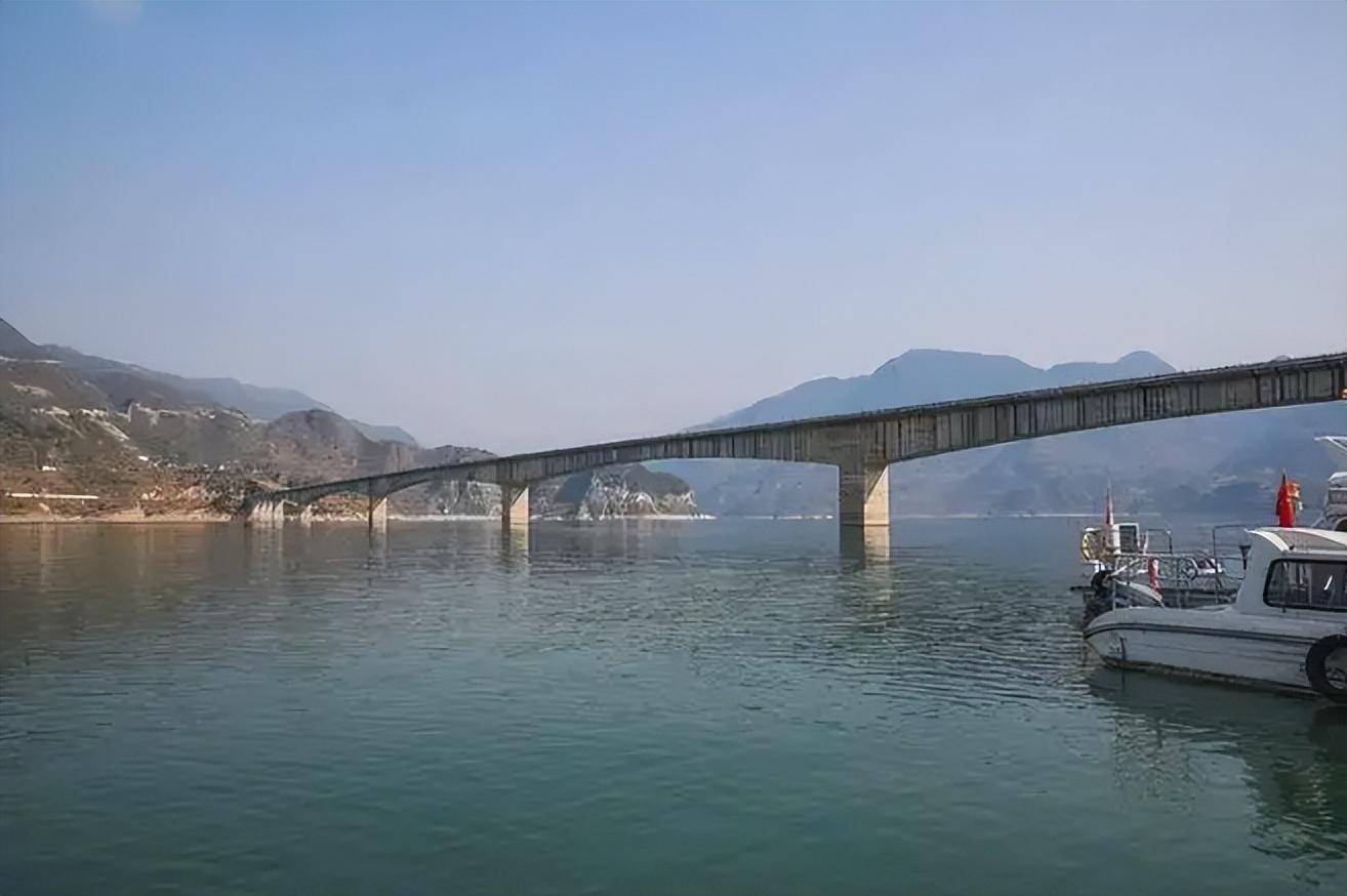 张大中被害的地点位于北山大桥,所在湖面水深达100多米,超过了人工