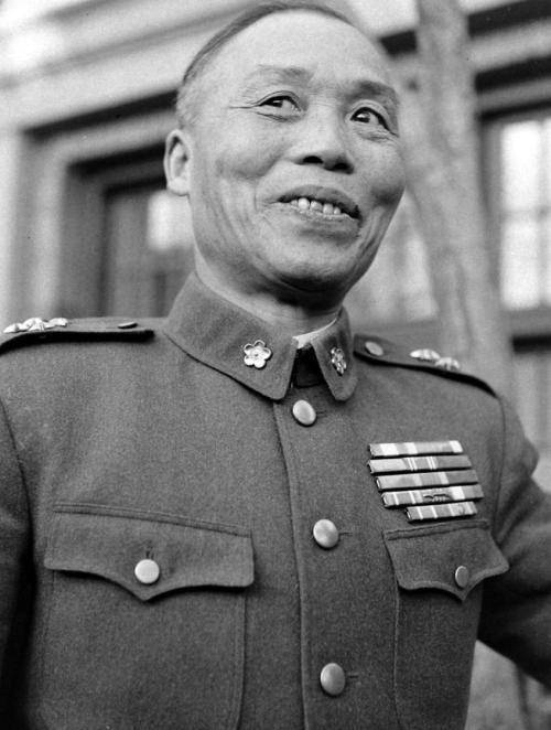 台儿庄战役让李宗仁一战成名,但一个经历了枪林弹雨的将军,在流落美国