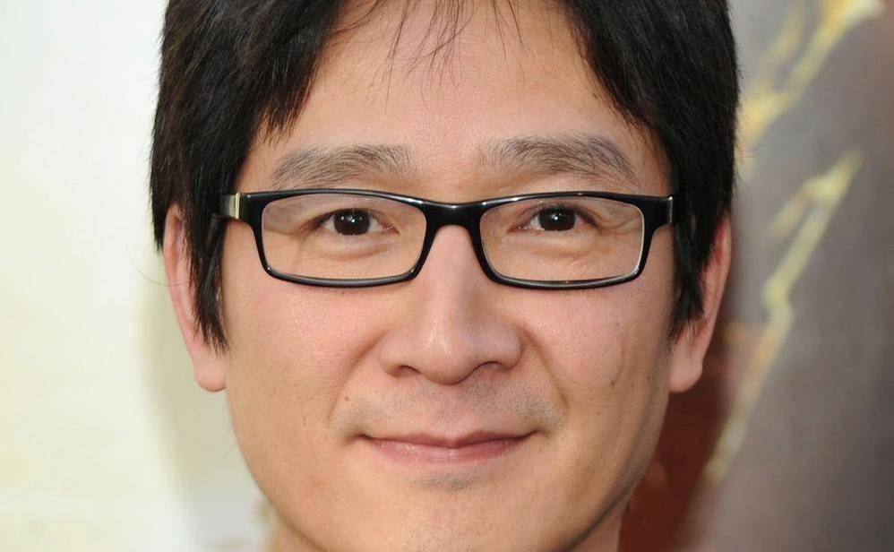 华裔男星女星连夺金球奖,全凭一部神作,解码《瞬息全宇宙》_杨紫琼