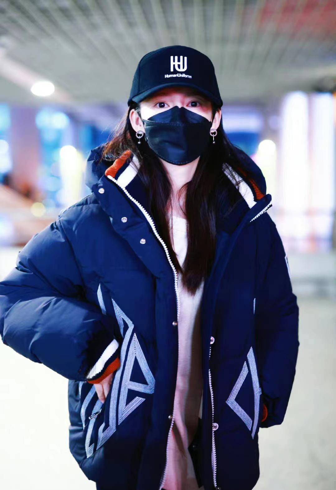 李沁穿蓝色运动羽绒夹克配九分瘦腿牛仔裤,保暖时尚,利落干练_效果_米