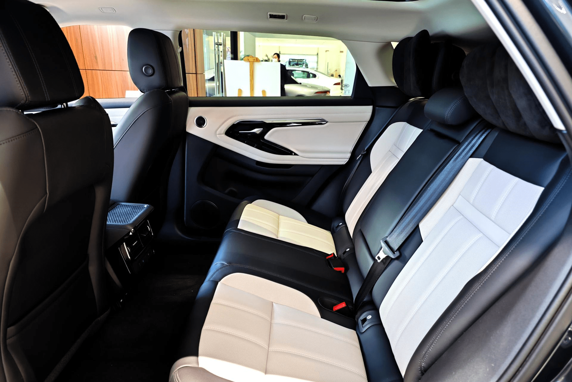 圆一个路虎梦 实拍揽胜极光l 空间大幅提升_搜狐汽车_搜狐网