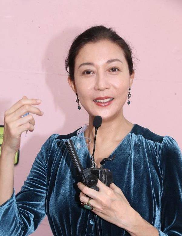 吴绮莉难得露面,自曝胖了7斤,精心打扮心情好,拒谈吴卓林_成龙_生活