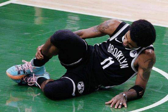 而欧文之所以退赛就是因为被字母哥垫脚,整个系列赛的走势也因此彻底