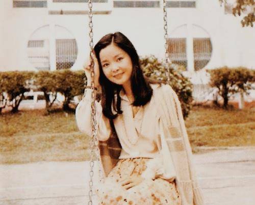 成龙和邓丽君情史,对于情敌和丈夫的私生女,林凤娇如何力挽狂澜_女人