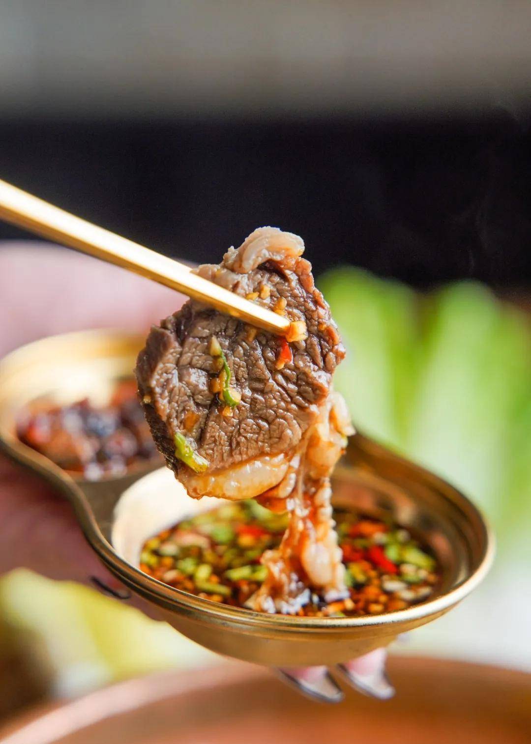 平时我们吃的牛杂煲只有牛肠,牛肺,牛草肚等几种常见的部位,但在这里