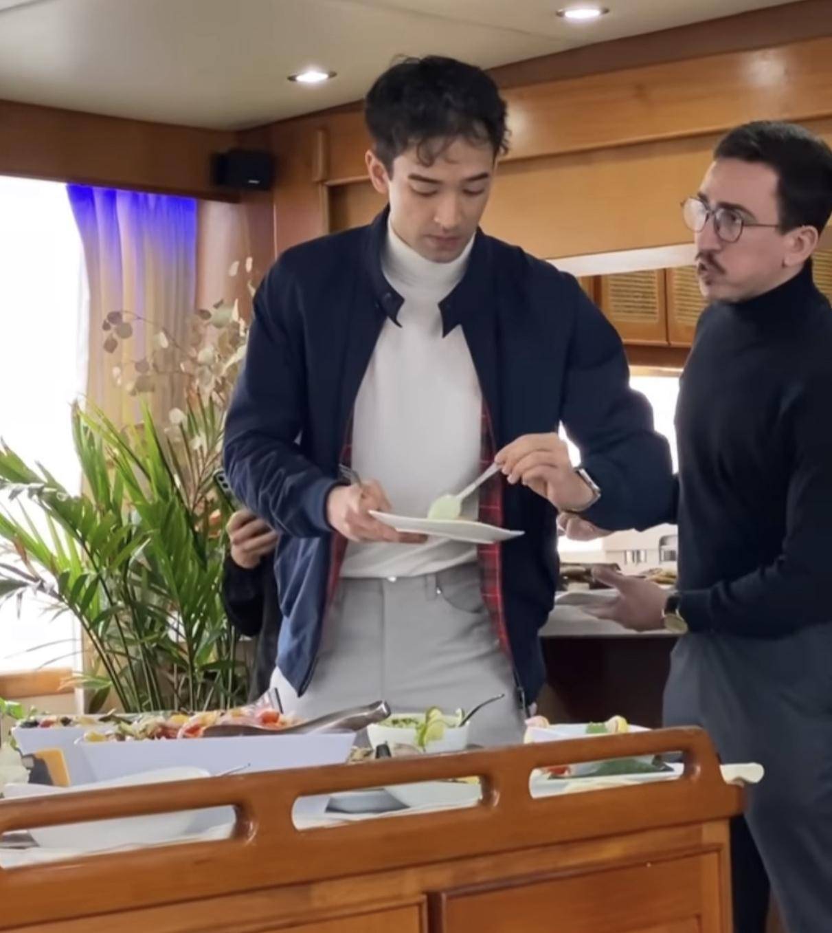 豪华游艇上装修很奢华里面也有很多美味佳肴韦紫明与一位中年男性相
