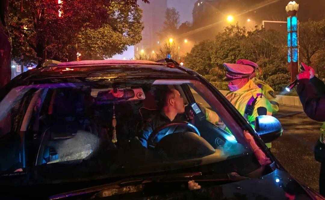 两男子酒后欲驾车上高速,当场被高速交警查获_史某某_四大队_酒精