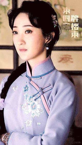 在这样一个颠沛流离的生活中,最初因规矩嫁给的格格佟丽华也从最初的