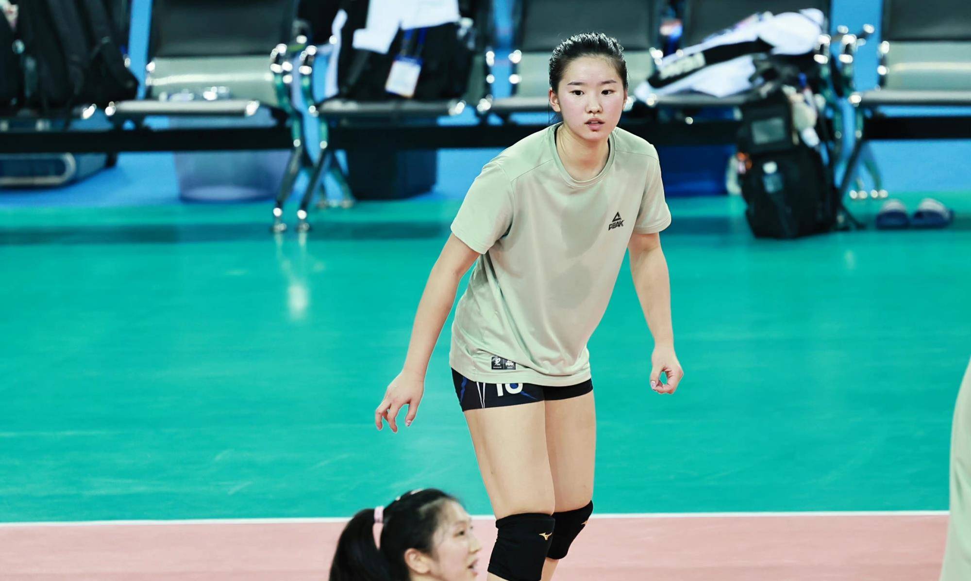 女排联赛训练照,刘晏含胳膊缠绷带,倪非凡表情可爱_江苏女排_天津女排