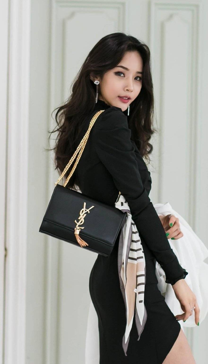 热情似火又含蓄内敛的长腿美女