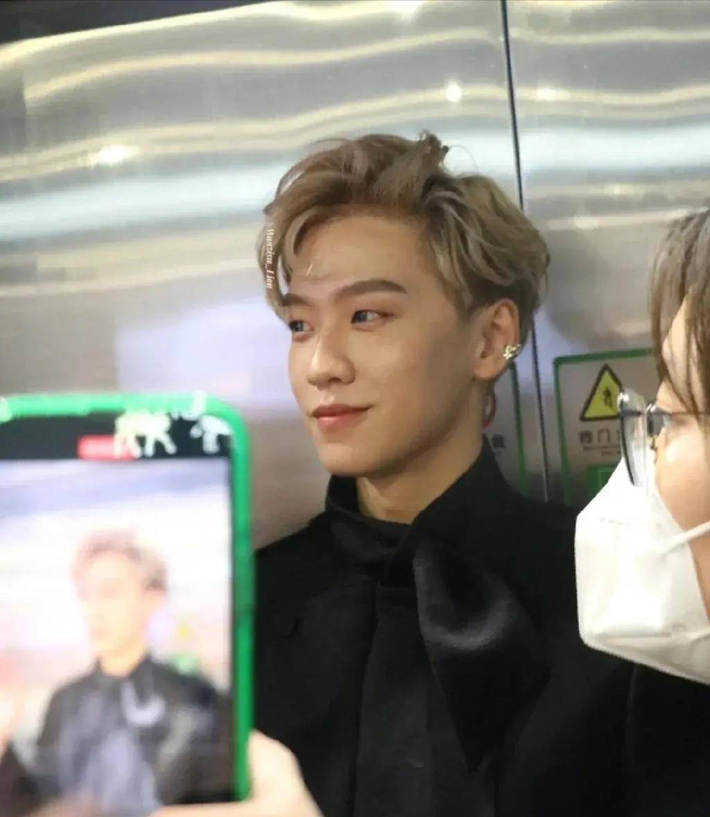 又一顶流翻车,还被央媒点名批评_景天_明星_上海虹桥机场