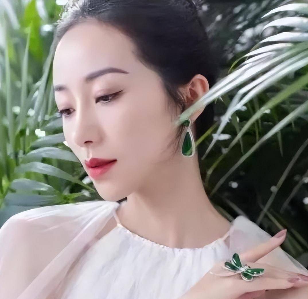 戒指配上同料的翡翠耳环属于在官网查不到价格的私人定制韩雪佩戴了一