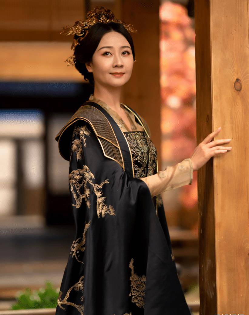 二仙女"橙儿":参加过快女,曾转行当老师还教过许凯,现复出演太后_母丹