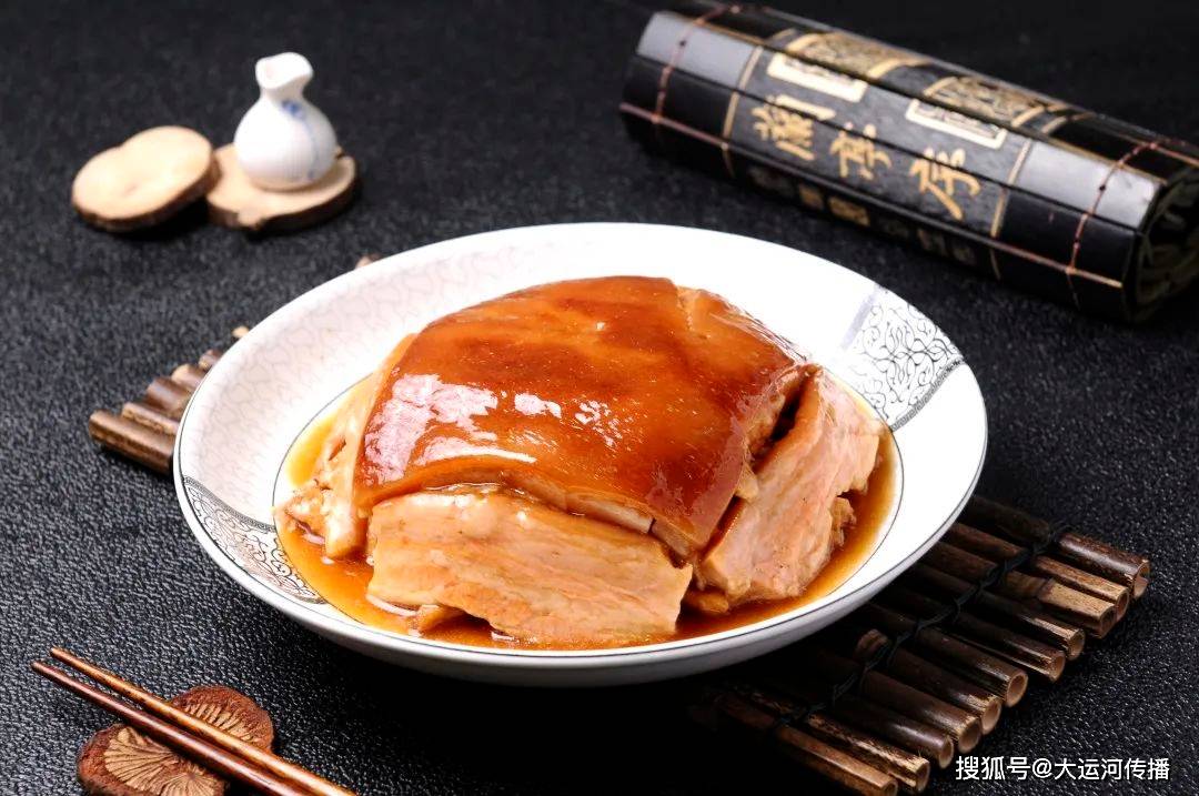 二八席方子肉四道凉菜上齐后,由主人提出宴席开始,并互相敬酒.