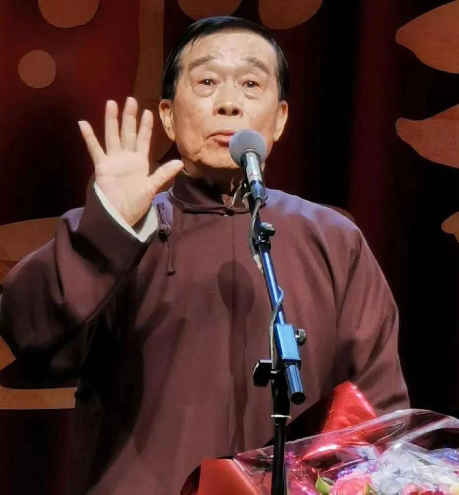 二徒弟刘献伟,三徒弟侯震,四徒弟孙越,这四位全部都在德云社上班,而且