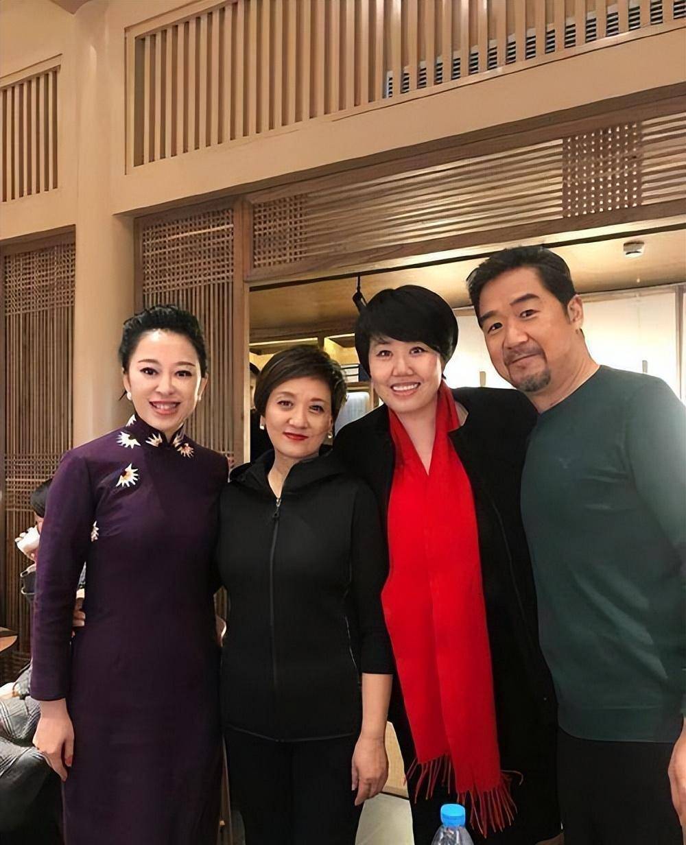 64岁的邓婕和66岁的刘晓庆同框,美丽得这么好!