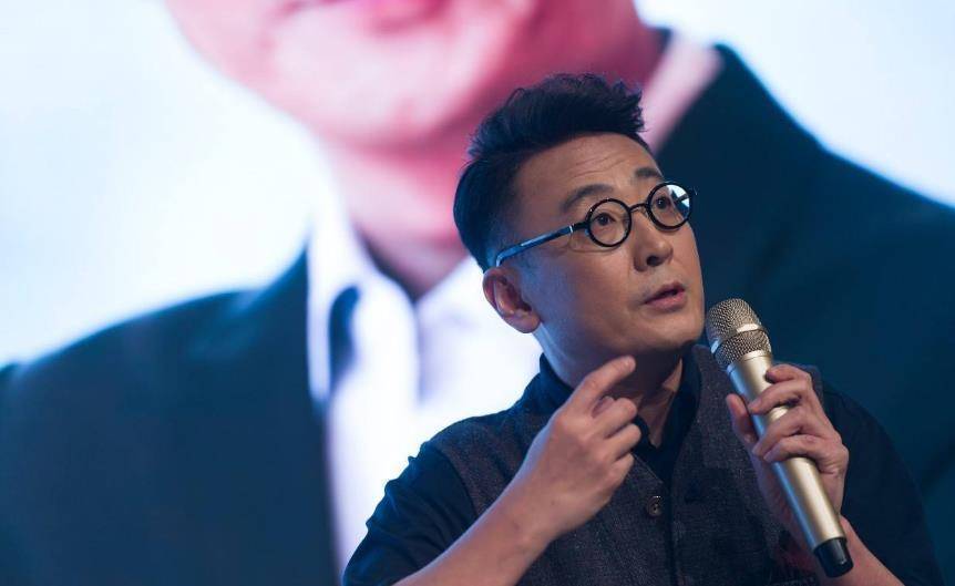 窦文涛与北大美女激吻,女方早知其劈腿,仍相恋3年