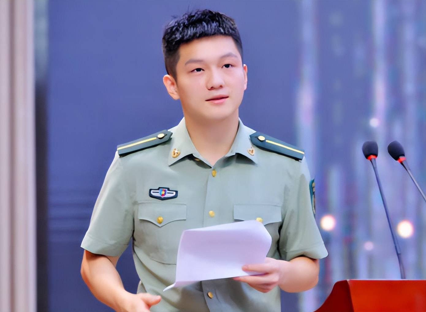 国乒军训曝光!马龙身姿板正孙颖莎潇洒女兵,樊振东身材很抢镜!