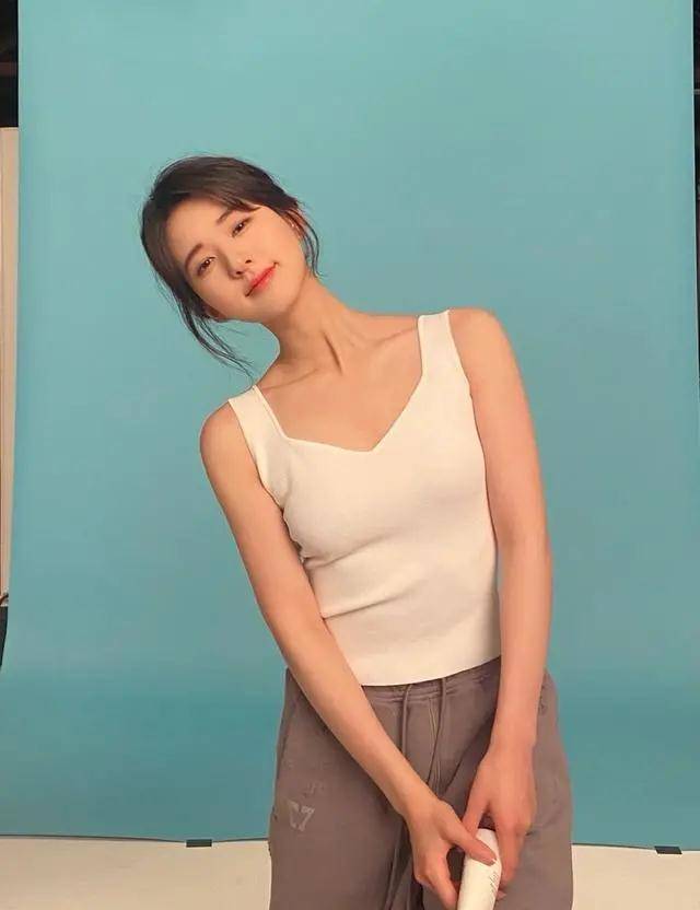 赵露思身材真好!穿紧身背心还要用四个夹子收紧,直角肩太不真实