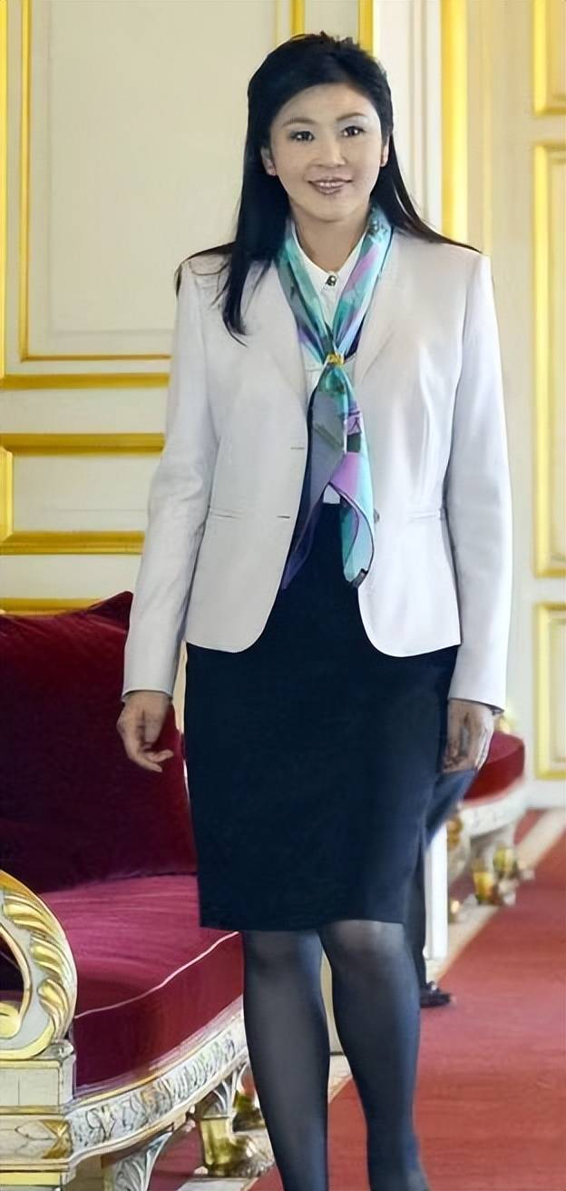 英拉发福也时髦,穿套装盘长发戴珠宝真贵气,妈妈们照穿好绝_气质_身材