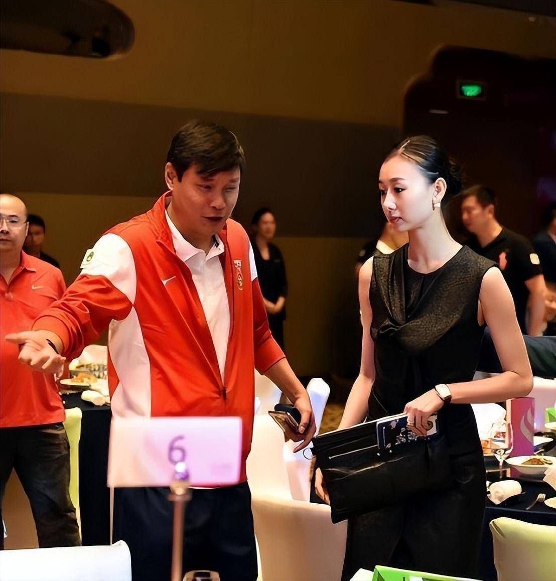 就像和大十七岁的丈夫,曾经最佳国脚范志毅一同出席活动的张梦瑾,就是