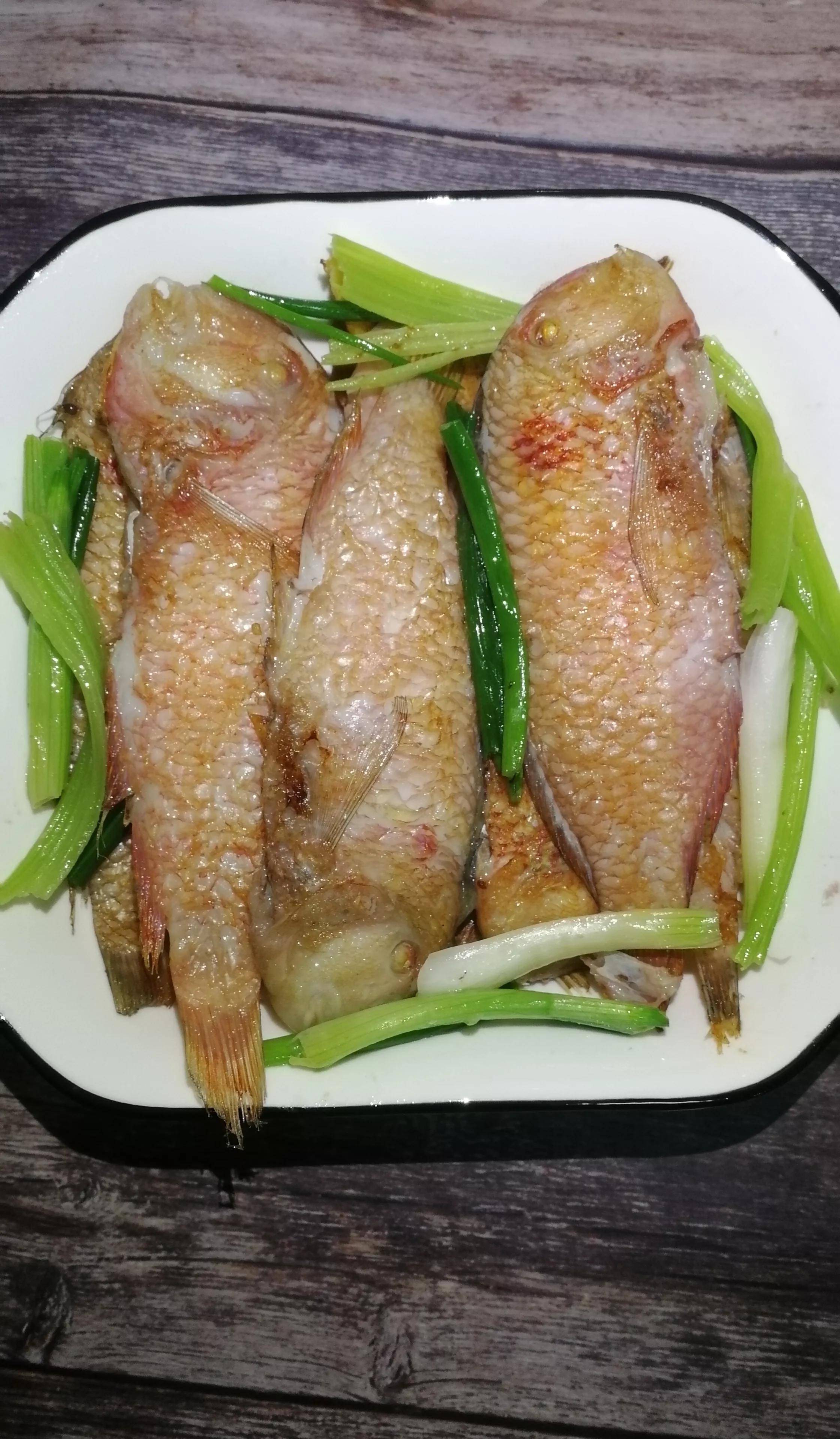葱苗焖马头鱼临近过年,也是一点点的备年货,冰箱里都塞满了海鲜,只等