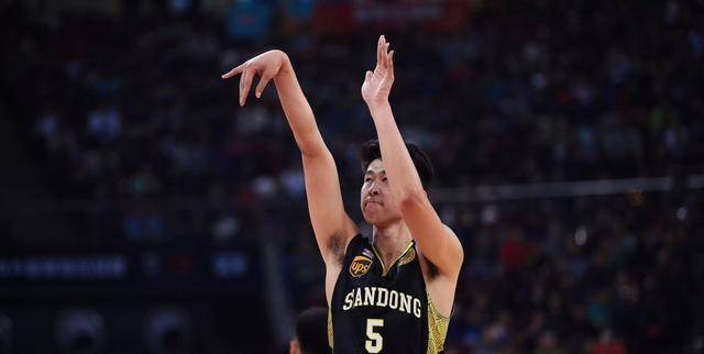 潘宁,山东球迷对他真是太熟悉了,这位身高2米06的大个子,在山东男篮